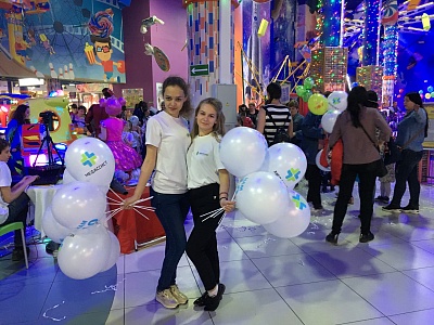 На празднике в «ГРИННЛАНДИИ» вручили сертификаты от «Медассист kids»